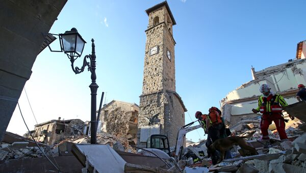 İtalya'daki depremden en çok etkilenen yer olan Amatrice kasabasındaki saat kulesi. - Sputnik Türkiye