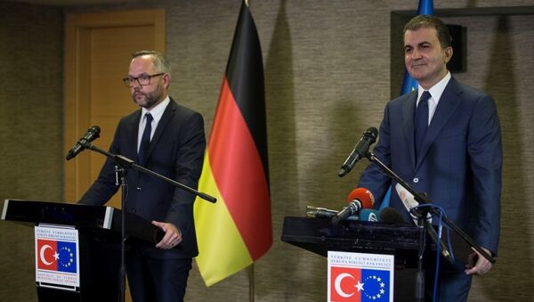 Avrupa Birliği Bakanı ve Başmüzakereci Ömer Çelik (sağda), Almanya'nın Avrupa işlerinden sorumlu Devlet Bakanı Michael Roth (solda) ile ortak basın açıklaması yaptı. - Sputnik Türkiye