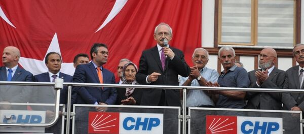 Artvin'de konvoyuna öncülük yapan jandarma aracına Yanıklı mevkisinde ateş açılmasına rağmen programını iptal etmeyen Kılıçdaroğlu, Ardanuç ilçesinde belediye hizmet binasının açılışına katıldı. Kılıçdaroğlu, burada halka hitap etti. - Sputnik Türkiye