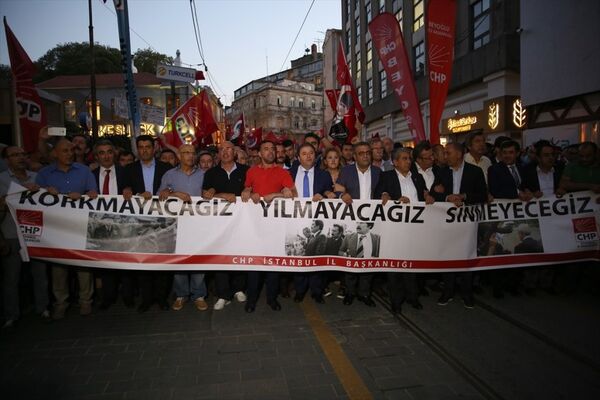 Kılıçdaroğlu'nun konvoyuna saldırı Taksim'de protesto edildi - Sputnik Türkiye