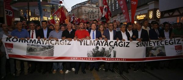 Kılıçdaroğlu'nun konvoyuna saldırı Taksim'de protesto edildi - Sputnik Türkiye