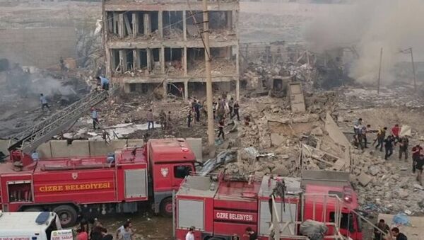 Cizre'de polis kontrol noktasına bombalı araçla saldırı - Sputnik Türkiye