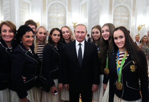 Rusya Devlet Başkanı Vladimir Putin, Rio Olimpiyatları'nda yarışan Rus sporcularla - Sputnik Türkiye