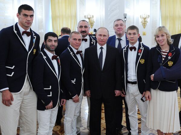Rusya Devlet Başkanı Vladimir Putin, Rio Olimpiyatları'nda yarışan Rus sporcuları Kremlin'de ağırladı. - Sputnik Türkiye