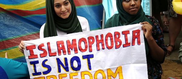 Londra'daki Fransa Büyükelçiliği'nin önünde burkini yasakları protesto edildi - Sputnik Türkiye