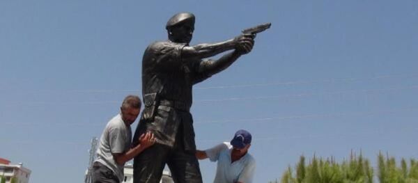 Darbeci Tuğgeneral Semih Terzi'yi öldürdükten sonra cuntacılar tarafından vurulan Astsubay Ömer Halisdemir'in, Mersin'e heykeli dikildi. - Sputnik Türkiye