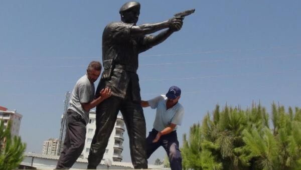 Darbeci Tuğgeneral Semih Terzi'yi öldürdükten sonra cuntacılar tarafından vurulan Astsubay Ömer Halisdemir'in, Mersin'e heykeli dikildi. - Sputnik Türkiye