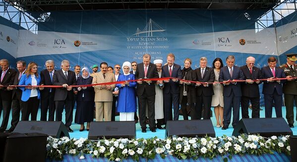 İstanbul Boğazı'na inşa edilen dünyanın en geniş köprüsü Yavuz Sultan Selim Köprüsü, Diyanet İşleri Başkanı Mehmet Görmez'in yaptırdığı toplu duayla hizmete açıldı. - Sputnik Türkiye