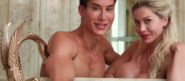 Oyuncak bebekler Barbie ve Ken’e benzemek için çok sayıda estetik operasyon geçiren Pixee Fox ve Justin Jedlica - Sputnik Türkiye