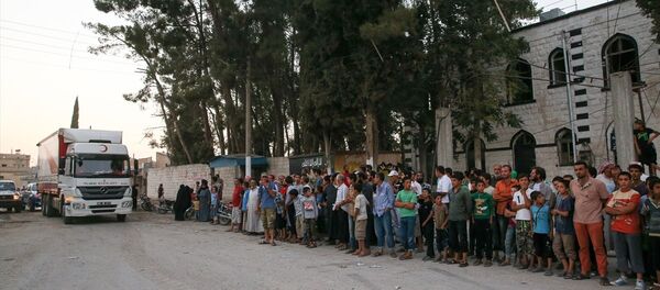 Kızılay Cerablus'ta yemek dağıttı - Sputnik Türkiye