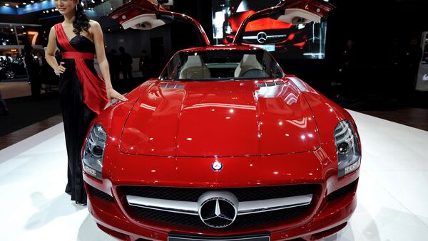 A model poses next to the new Mercedes-Benz SLS AMG displayed at the 31st Bangkok International Motor Show in Bangkok - Sputnik Türkiye
