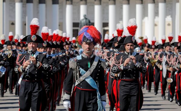 İtalya'dan gelen Carabinieri Bandosu, 19. yüzyılın İtalyan Carabinieri askerlerinin üniformalarını giyerek çıktıkları alanda İtalyan Milli Marşından diğer çeşitli halk marşları ve askeri marşları icra ettiler. - Sputnik Türkiye