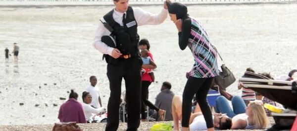 İngiltere’nin Essex kentinde halkın tesettür mayosuna yaklaşımını anlamak üzere bir sosyal deney yapıldı. - Sputnik Türkiye