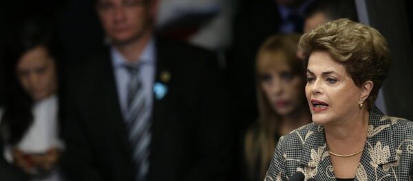 Brezilya'da mayıs ayında geçici olarak görevden alınan Devlet Başkanı Dilma Rousseff, Senato'da görülen hakkındaki azil davasında hakkındaki yolsuzluk iddialarını reddetti. - Sputnik Türkiye