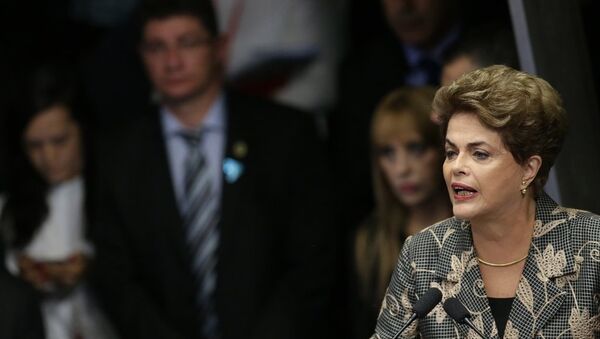 Brezilya'da mayıs ayında geçici olarak görevden alınan Devlet Başkanı Dilma Rousseff, Senato'da görülen hakkındaki azil davasında hakkındaki yolsuzluk iddialarını reddetti. - Sputnik Türkiye