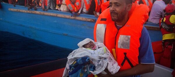 İtalya'da kurtarılan göçmen baba ve oğlu - Sputnik Türkiye