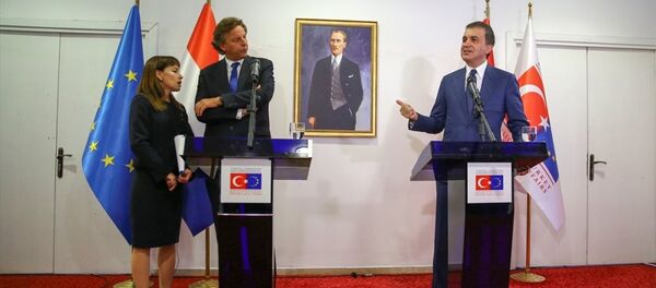 Avrupa Birliği (AB) Bakanı ve Başmüzakereci Ömer Çelik, Hollanda Dışişleri Bakanı Bert Koenders ile görüştü. Görüşmenin ardından Çelik ve Koenders ortak basın toplantısı düzenledi. - Sputnik Türkiye