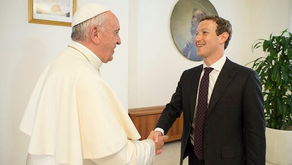 Papa Francis  ve Facebook'un kurucusu Mark Zuckerberg - Sputnik Türkiye