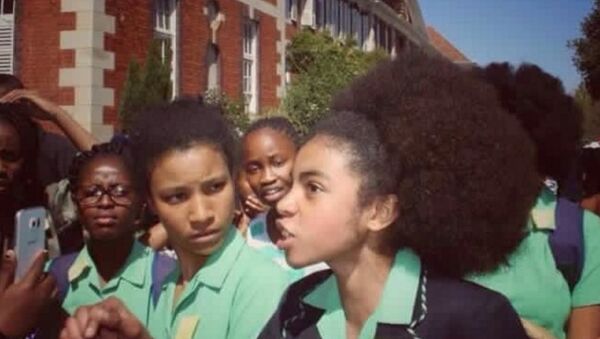 Güney Afrikalı siyah kız öğrencilerin saç başkaldırısı - Sputnik Türkiye
