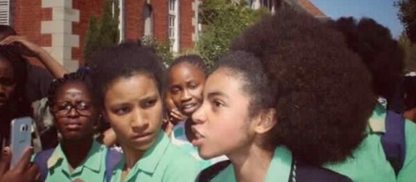 Güney Afrikalı siyah kız öğrencilerin saç başkaldırısı - Sputnik Türkiye