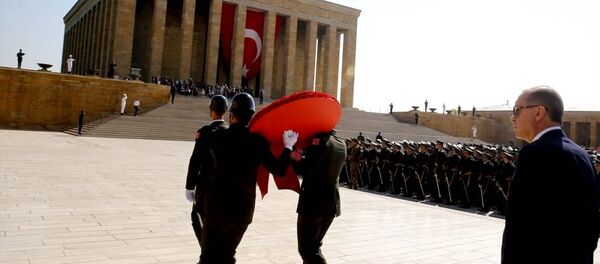 30 Ağustos kutlamaları için Cumhurbaşkanı Tayyip Erdoğan, diğer protokolle birlikte Anıtkabir'de Aslanlı Yol'dan yürüdü. - Sputnik Türkiye