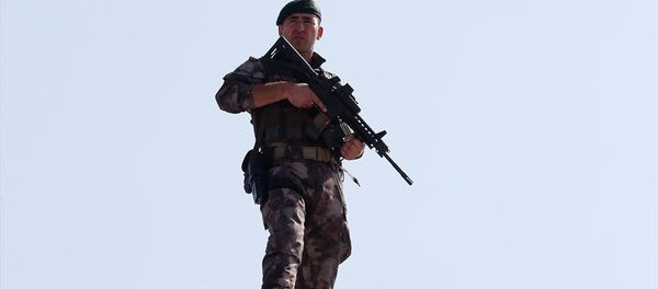 Güvenlik önlemi alan Özel Harekat Polislerinden biri objektiflere böyle yansıdı. - Sputnik Türkiye