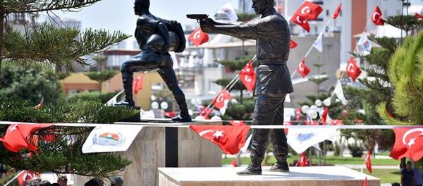 Piyade Astsubay Kıdemli Başçavuş Halisdemir'in heykelinin açılışı törenle yapıldı. - Sputnik Türkiye