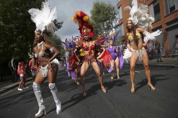 Notting Hill Karnavalı, Brezilya'daki Rio Karnavalı'ndan sonra bu alandaki en büyü etkinlik olarak gösteriliyor. - Sputnik Türkiye