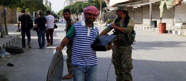 Türk gazeteciler TSK'nın desteği ile ÖSO'nun IŞİD'den aldığı Cerablus'a girdi. - Sputnik Türkiye