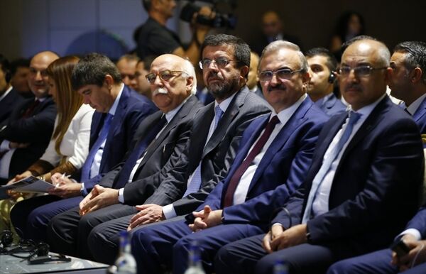 Türkiye-Rusya Medya Forumu, Ekonomi Bakanı Nihat Zeybekçi, Kültür ve Turizm Bakanı Nabi Avcı'nın da katılımıyla Antalya'da bir otelde başladı.  - Sputnik Türkiye