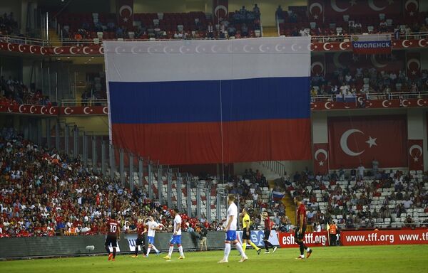 Rus taraftarlar takımlarına dev bayrak açarak destek verdi. - Sputnik Türkiye