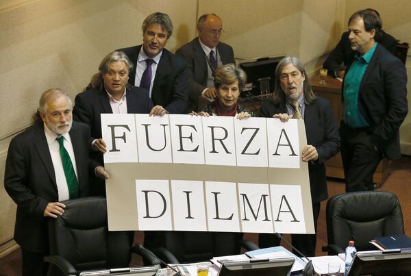 Senatörler Rousseff için 'Güçlü ol Dilma' yazılı pankart açtı. - Sputnik Türkiye