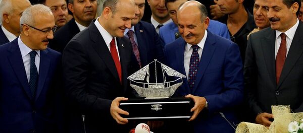 AK Parti Genel Başkan Yardımcısı ve Bursa Milletvekili Mehmet Müezzinoğlu, Çalışma ve Sosyal Güvenlik Bakanlığı binasında düzenlenen törenle Süleyman Soylu'dan görevi devraldı. Soylu, bakanlık çalışanlarıyla vedalaştı. - Sputnik Türkiye