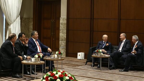 Cumhurbaşkanı Tayyip Erdoğan, Başbakan Binali Yıldırım ve MHP Genel Başkanı Devlet Bahçeli’nin samimi sohbeti objektiflere yansıdı. - Sputnik Türkiye