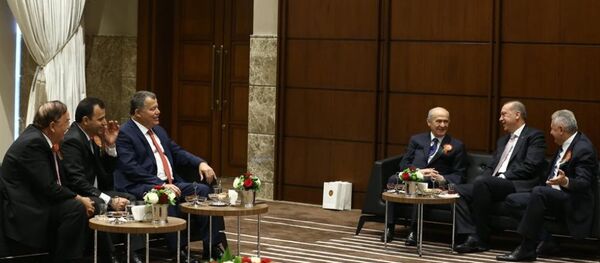 Cumhurbaşkanı Tayyip Erdoğan, Başbakan Binali Yıldırım ve MHP Genel Başkanı Devlet Bahçeli’nin samimi sohbeti objektiflere yansıdı. - Sputnik Türkiye