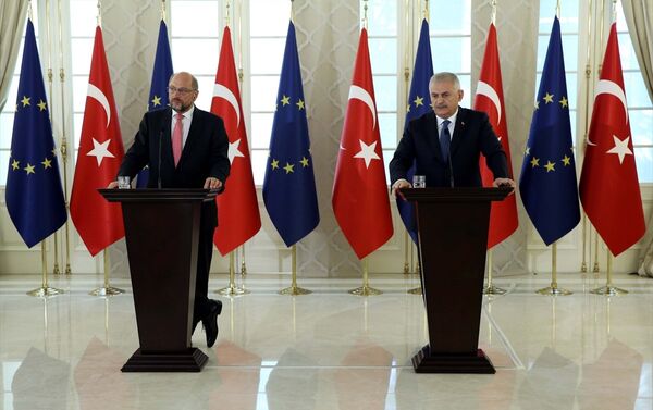 Başbakan Binali Yıldırım, Avrupa Parlamentosu Başkanı Martin Schulz (solda) ile Çankaya Köşkünde gerçekleştirdiği görüşmenin ardından ortak basın toplantısı düzenledi. - Sputnik Türkiye