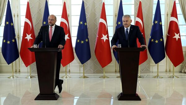 Başbakan Binali Yıldırım, Avrupa Parlamentosu Başkanı Martin Schulz (solda) ile Çankaya Köşkünde gerçekleştirdiği görüşmenin ardından ortak basın toplantısı düzenledi. - Sputnik Türkiye
