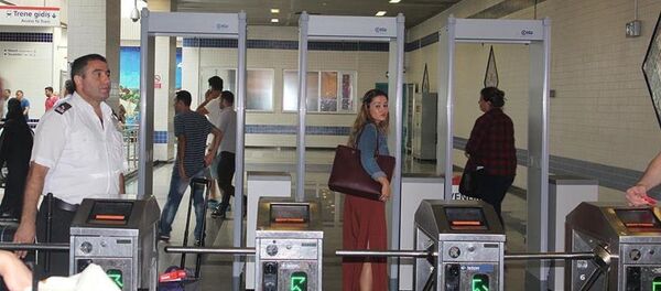 Atatürk Havalimanı'ndaki metro istasyonu girişine kontrol amaçlı x-ray cihazları konuldu. - Sputnik Türkiye