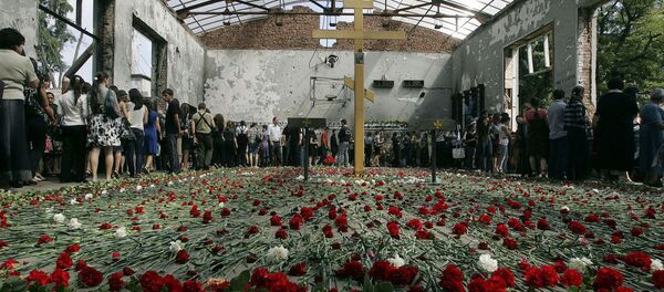 Beslan kentinde meydana gelen saldırının ardından okulda düzenlenen bir anma töreni. - Sputnik Türkiye