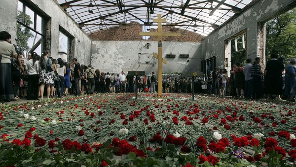 Beslan kentinde meydana gelen saldırının ardından okulda düzenlenen bir anma töreni. - Sputnik Türkiye