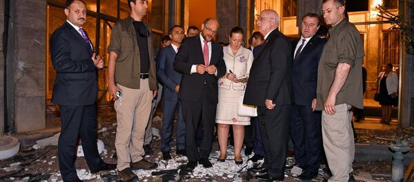 AP Başkanı Schulz, darbecilerin bombaladığı TBMM'yi gezdi. - Sputnik Türkiye