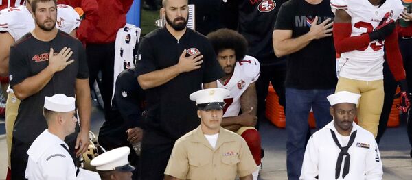 Colin Kaepernick ABD'nin ulusal Marşı çalınırken diz çökerek protestoda bulundu - Sputnik Türkiye