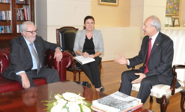 CHP Genel Başkanı Kemal Kılıçdaroğlu, Avrupa Konseyi Parlamenterler Meclisi Başkanı Pedro Agramunt ile genel merkezdeki makamında bir araya geldi. Görüşmede CHP Genel Başkan Yardımcısı Öztürk Yılmaz da hazır bulundu. CHP Genel Başkanı Kemal Kılıçdaroğlu, Avrupa Konseyi Parlamenterler Meclisi Başkanı Pedro Agramunt ile genel merkezdeki makamında bir araya geldi. Görüşmede CHP Genel Başkan Yardımcısı Öztürk Yılmaz da hazır bulundu. - Sputnik Türkiye