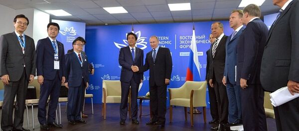 Vladimir Putin ve Şinzo Abe - Sputnik Türkiye