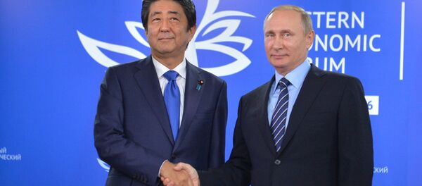Rusya Devlet Başkanı Vladimir Putin- Japonya Başbakanı Şinzo Abe - Sputnik Türkiye