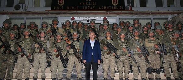 Başbakan Yıldırım Çukurca'da askeri birlikleri ziyaret etti Başbakan Yıldırım Çukurca'da askeri birlikleri ziyaret etti - Sputnik Türkiye
