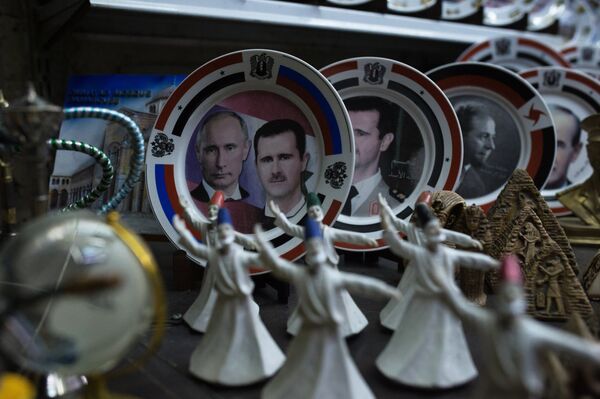 Suriye’nin başkenti Şam’da bulunan El Hamidiye dükkanında Putin ve Suriye Devlet Başkanı Beşar Esad’ın yer aldığı hediyelik tabaklar - Sputnik Türkiye