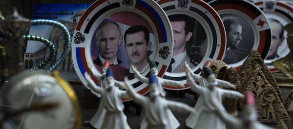 Suriye’nin başkenti Şam’da bulunan El Hamidiye dükkanında Putin ve Suriye Devlet Başkanı Beşar Esad’ın yer aldığı hediyelik tabaklar - Sputnik Türkiye