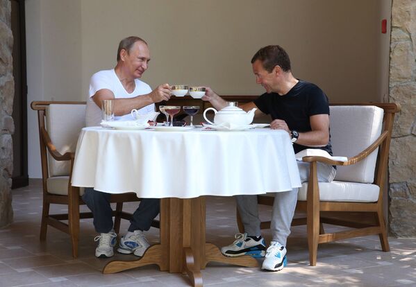 Rusya Devlet Başkanı Vladimir Putin ve Başbakan Dmitriy Medvedev Soçi’de yemekte. - Sputnik Türkiye
