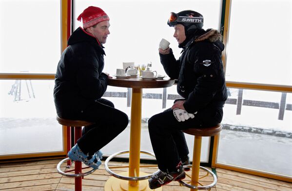 Rusya Devlet Başkanı Vladimir Putin ve Başbakan Dmitriy Medvedev, Krasnaya Polyana’daki bir kayak merkezinde. - Sputnik Türkiye
